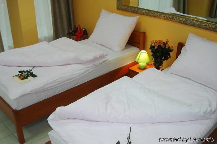 Hotel I Restauracja W Luboniu Стая снимка
